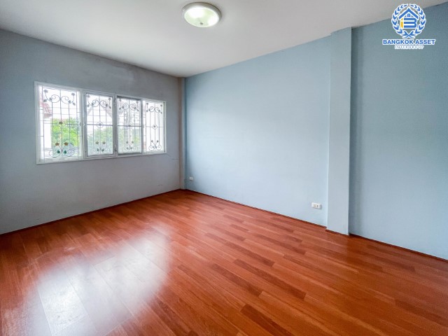 ทาวน์เฮ้าส์มือสองนนทบุรี ม.ไลโอ วงแหวน-ปิ่นเกล้า #หลังมุม เนื้อที่ 17.2 ตร.ว. ฟังก์ชัน 3 ห้องนอน 2 ห้องน้ำ 1 ที่จอดรถ ทำเลดี เชื่อมต่อถ.กาญจนาภิเษก ถ.รัตนาธิเบศร์ ใกล้เซ็นทรัลเวสต์เกต และรถไฟฟ้าสายสีม่วง "สถานีตลาดบางใหญ่" ในราคาถูก!...